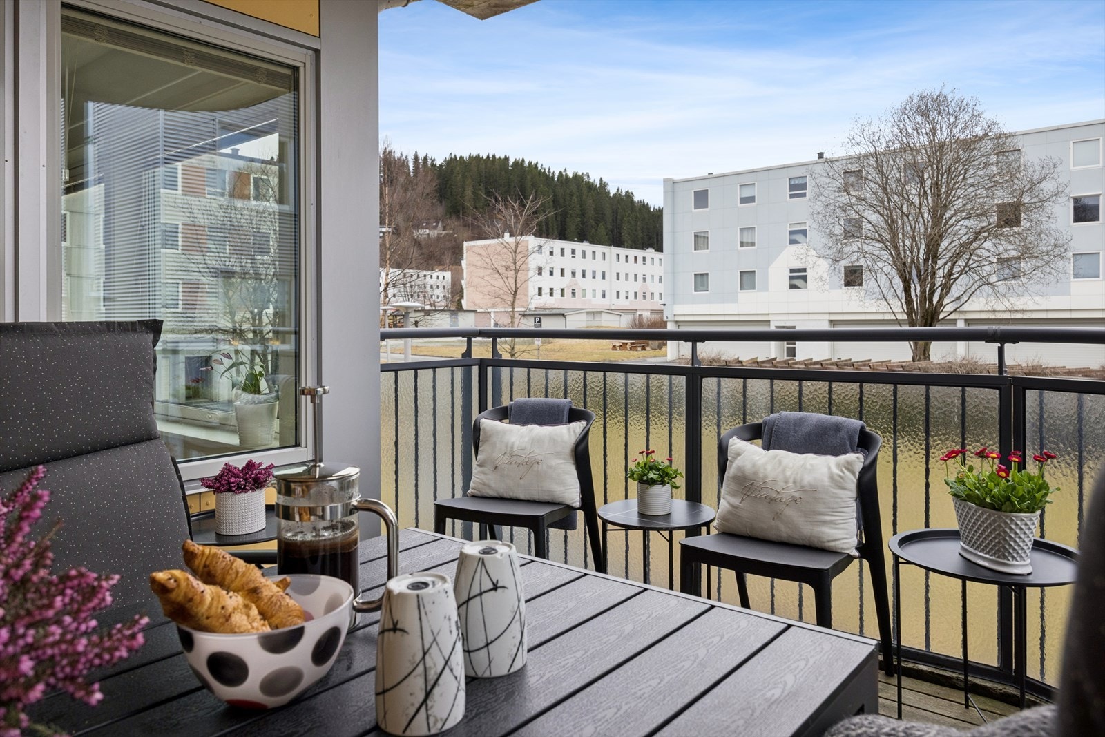 Balkongen er overbygget som gjør at møbler og puter er skjermet. Galleribilde