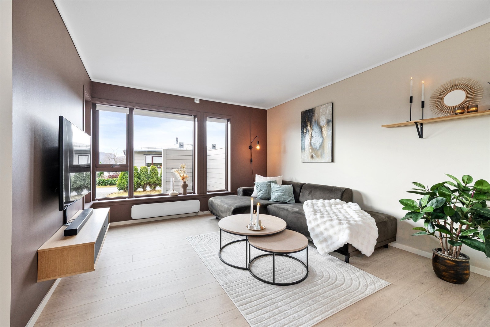 Stuen har god plass til sofagruppe og er, som resten av leiligheten, oppgradert de siste årene. Galleribilde