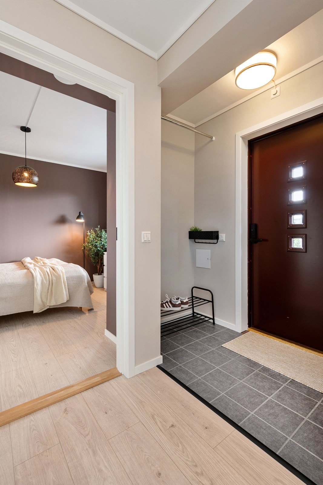 Entréen ønsker velkommen med et praktisk flislagt felt og behagelig gulvvarme. Galleribilde