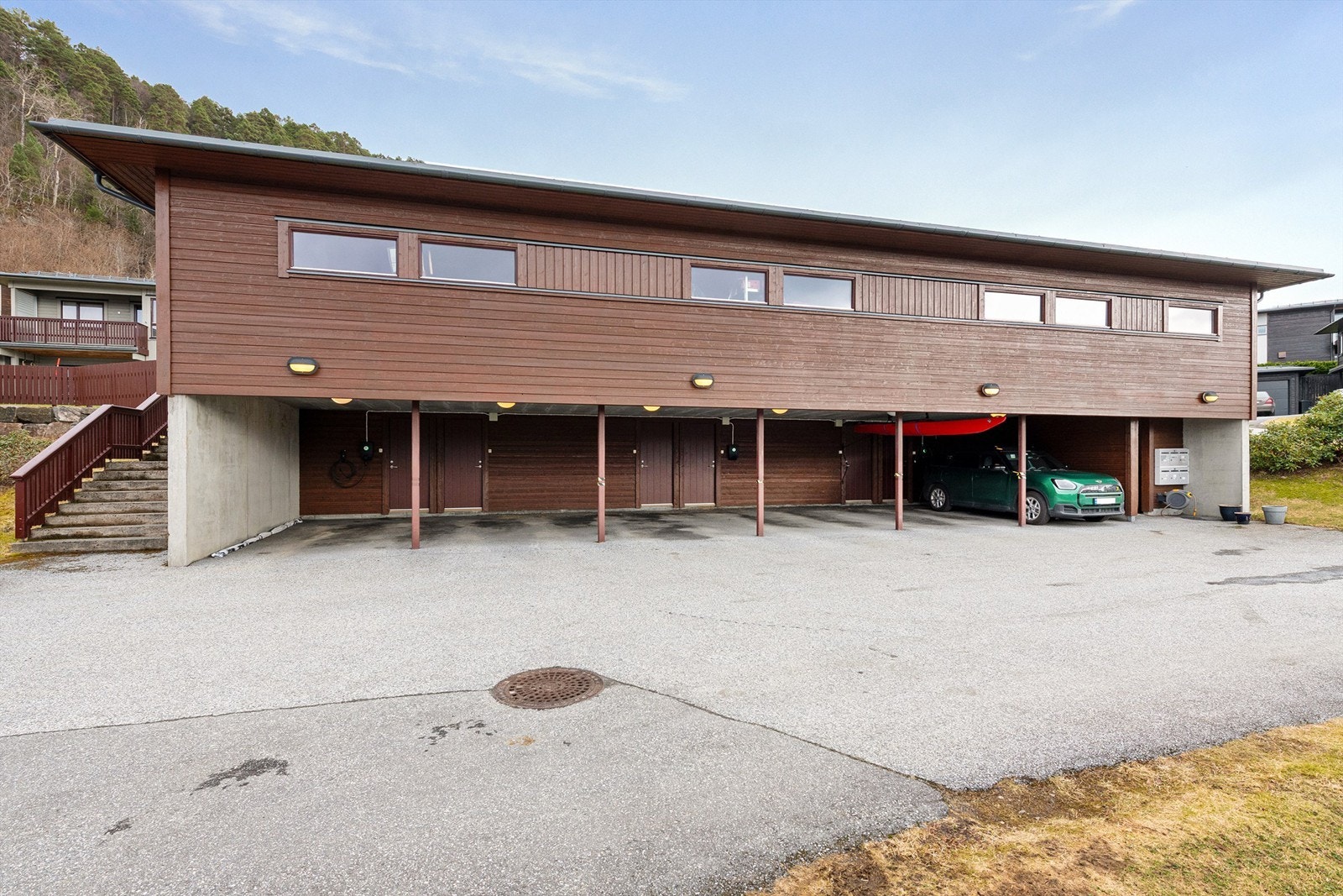 Parkering i egen carport med installert elbillader. Her er det også en praktisk utebod på 5 m². Galleribilde