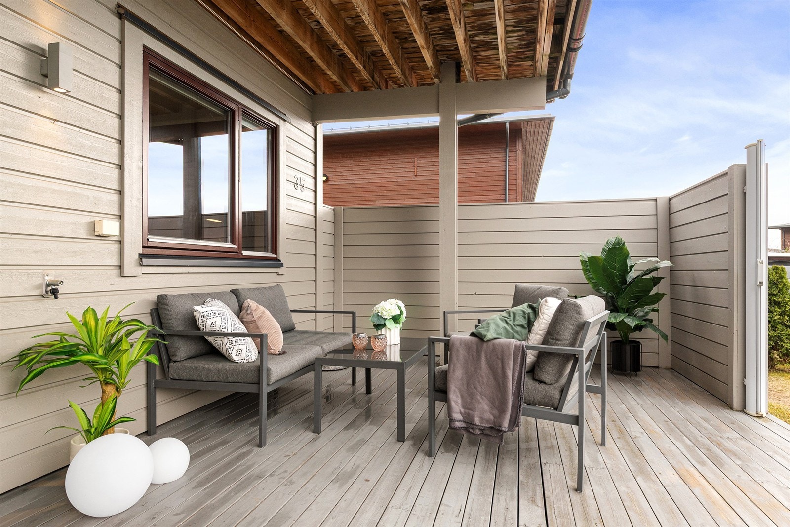 Fra entrè er det utgang til en romslig og delvis overbygget terrasse på hele 31 m². Galleribilde