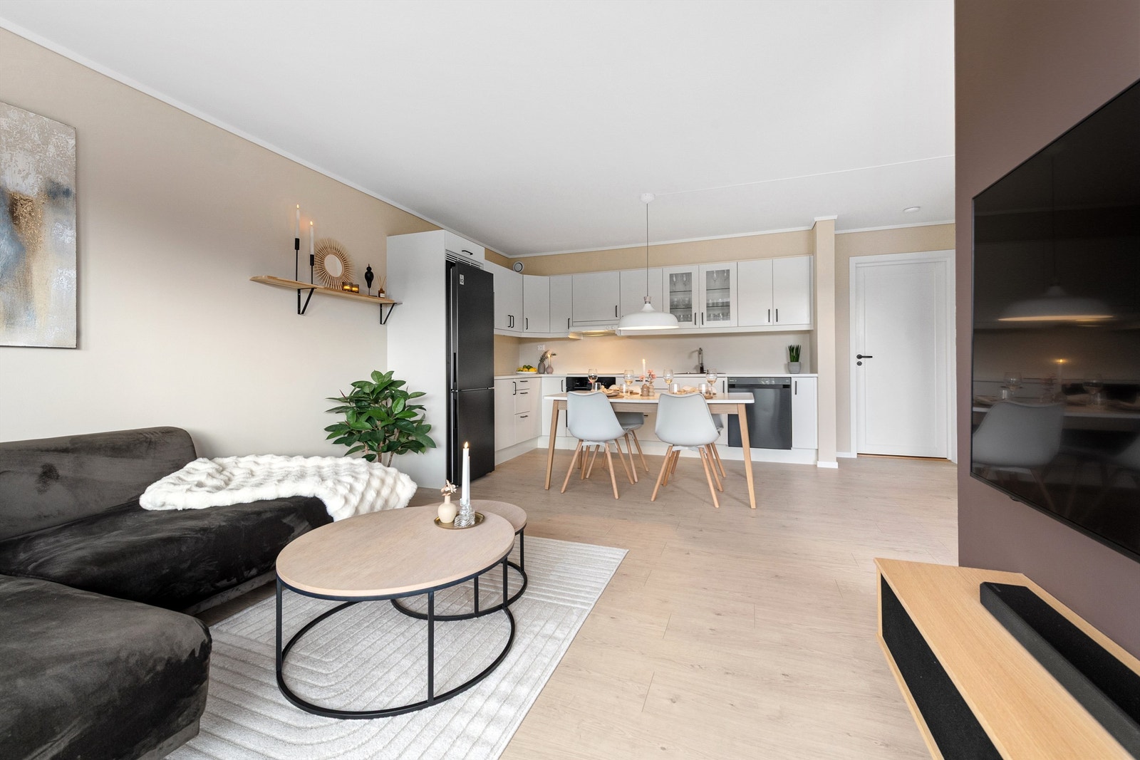 Alle overflater på vegger og i tak er nylig malt, noe som gir et helhetlig og tidsriktig inntrykk. Galleribilde