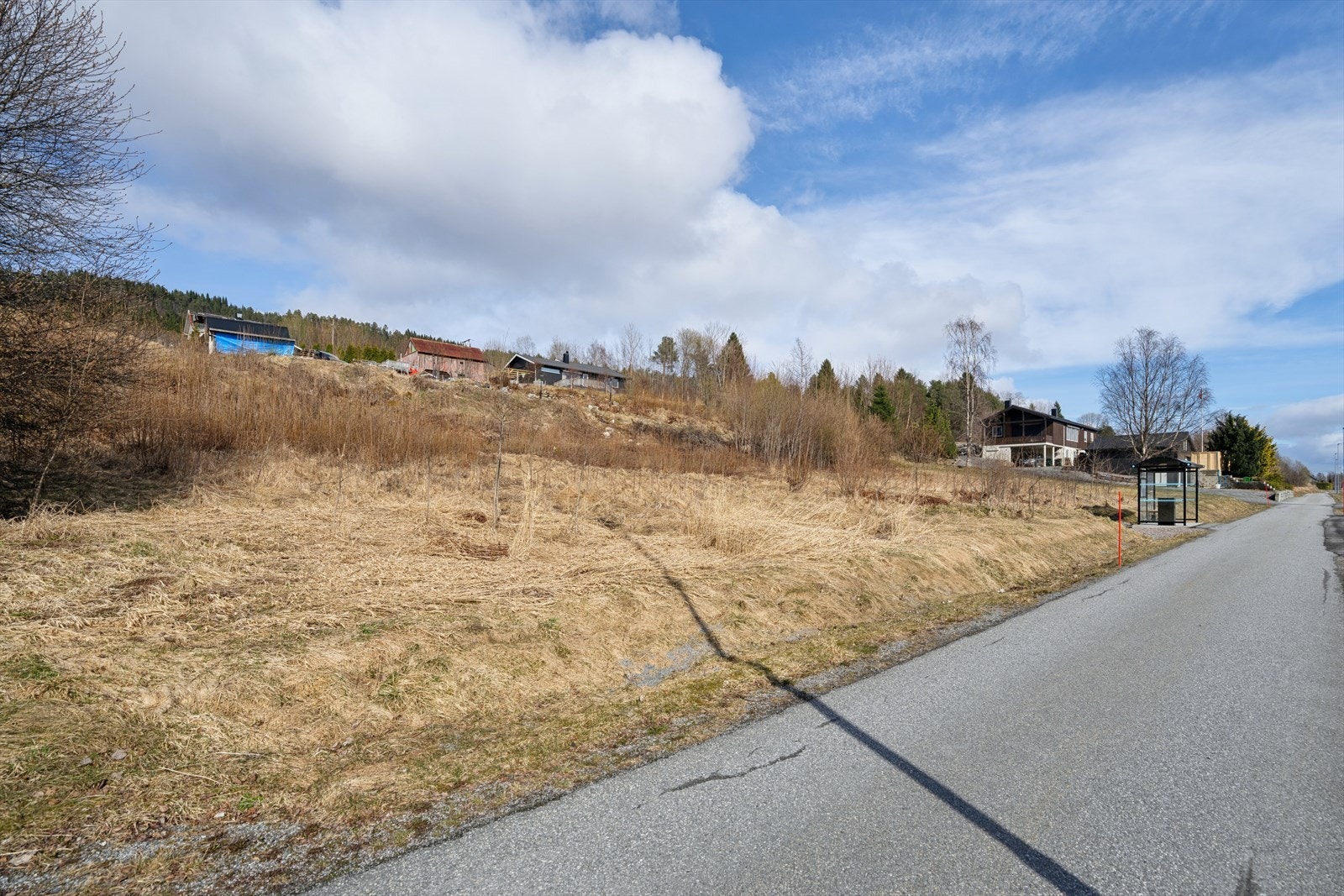 Busstopp like ved eiendommen gir enkel tilgang til offentlig kommunikasjon. Galleribilde