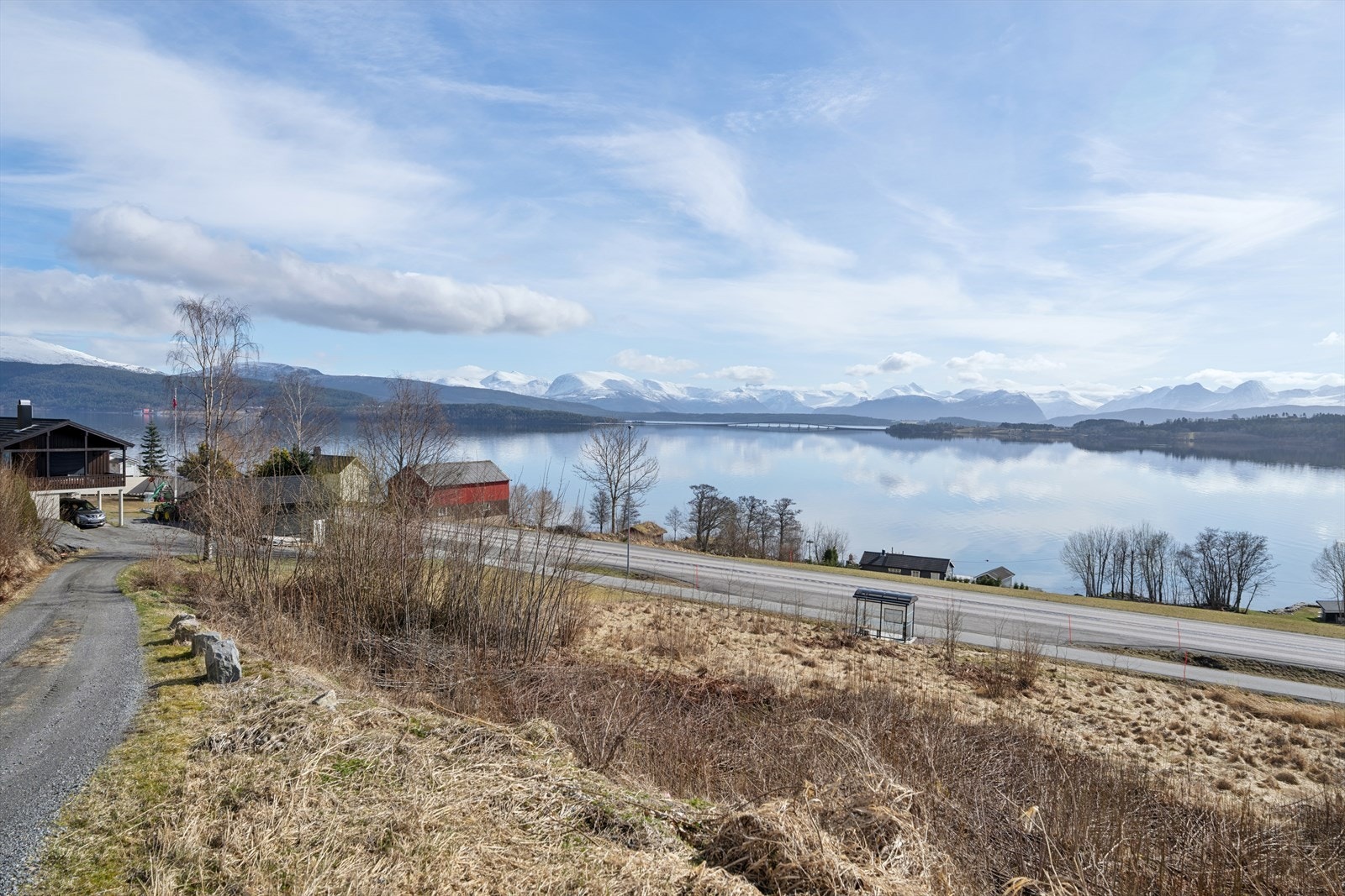 Beliggenheten er landlig og fredelig, med umiddelbar nærhet til fjorden og naturen. Galleribilde