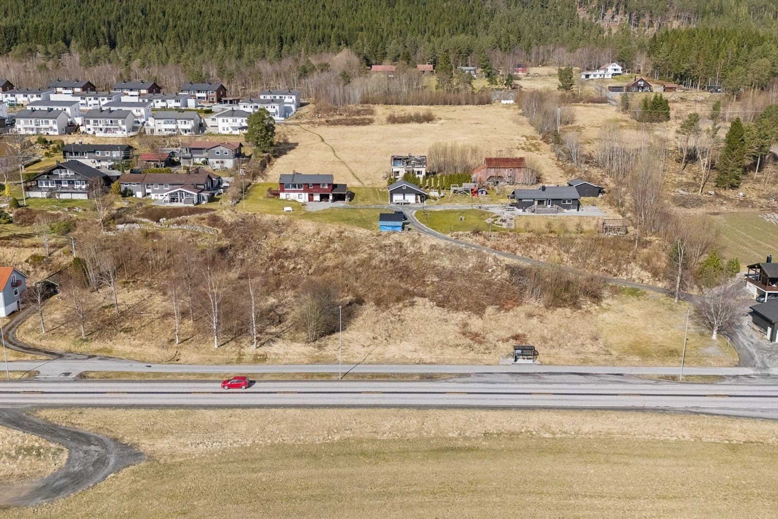 Den lett skrånende tomten er ideell for en bolig designet for å maksimere utsikten. Galleribilde