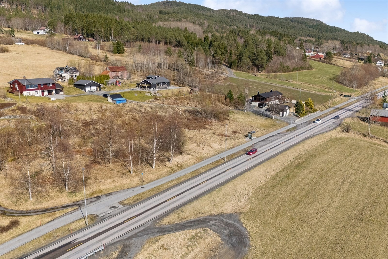 Tomten er plassert med enkel adkomst fra veien, og med god avstand til naboer. Galleribilde