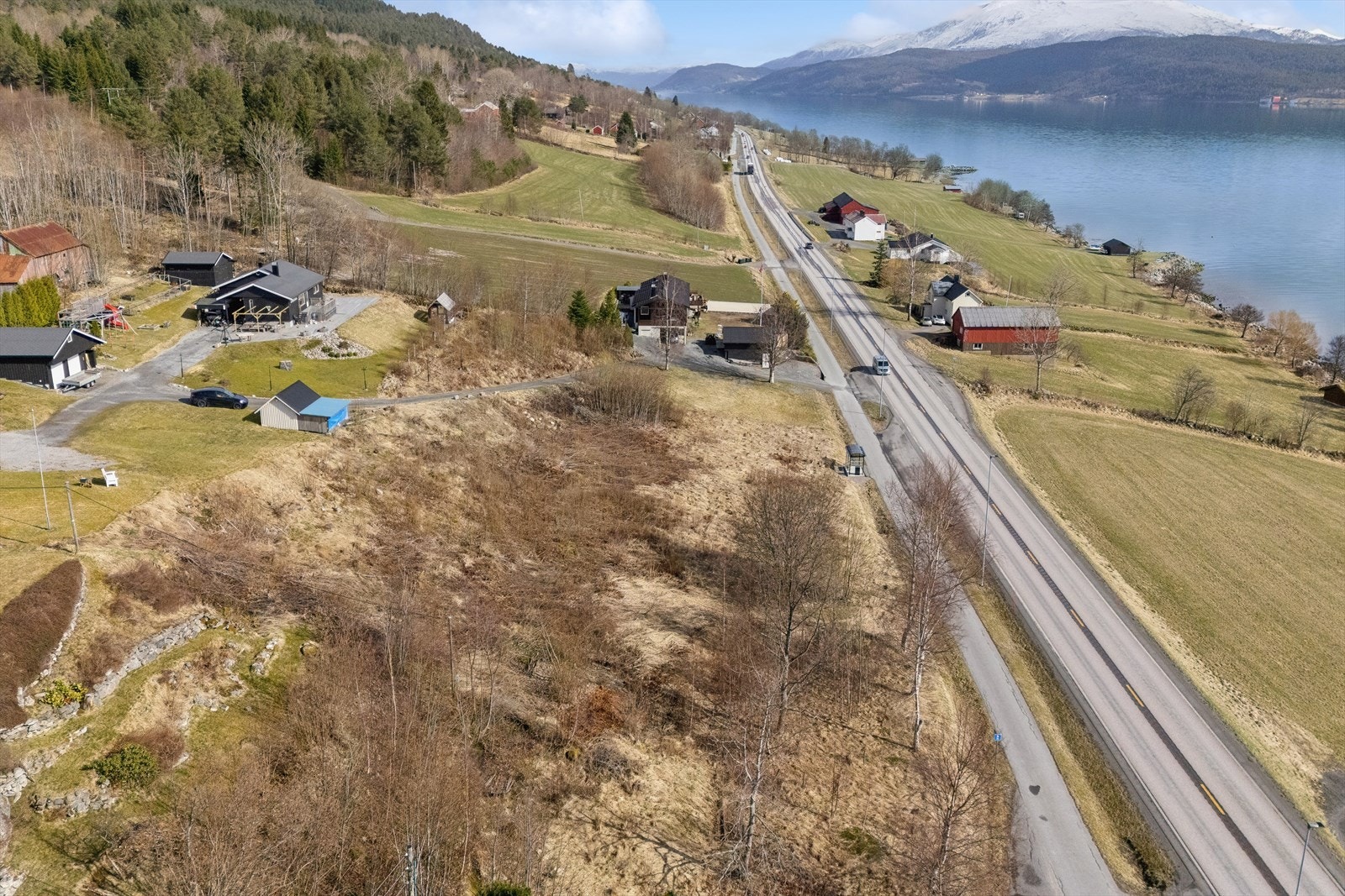 En romslig tomt som gir rikelig med plass for å realisere boligdrømmen med hage og uteområder. Galleribilde
