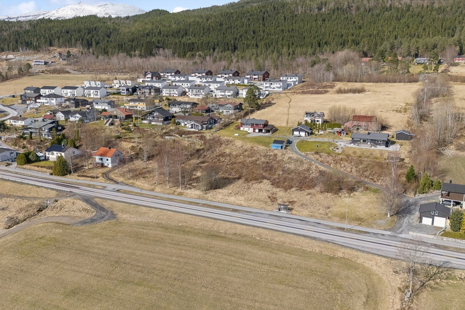 I nærområdet finner man etablert boligbebyggelse, samtidig som tomten beholder sin private og usjenerte følelse. Galleribilde