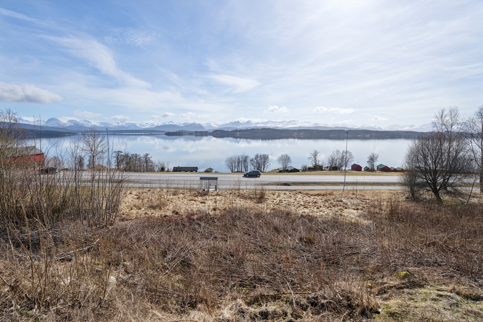 En tomt som tilbyr ro, rom og en utsikt som forandrer seg med årstidene. Galleribilde