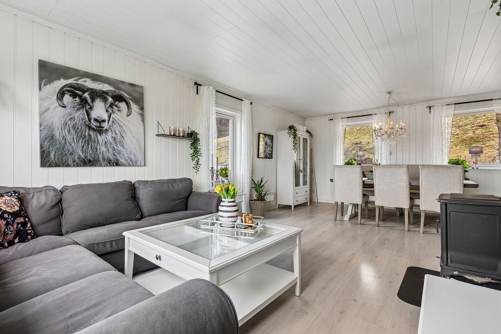 Stor og luftig stue på 29 kvadratmeter med behagelig lysinnslipp og god romfølelse. Galleribilde
