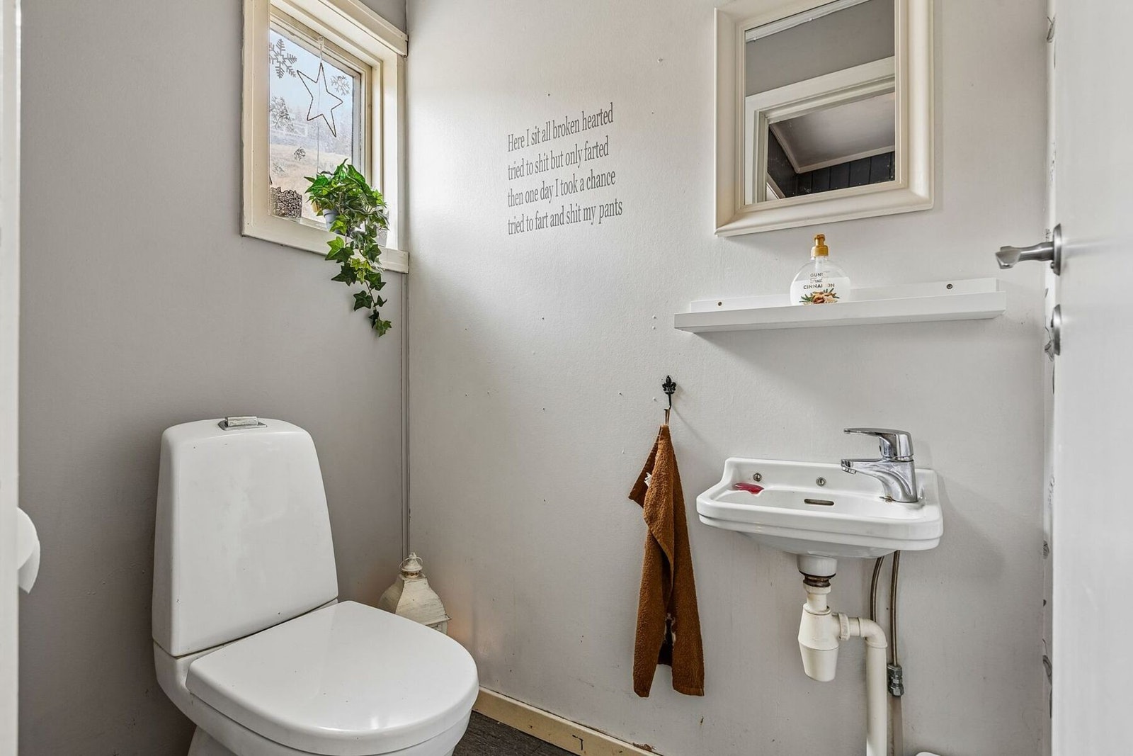 Praktisk toalettrom på hovedplanet. Galleribilde