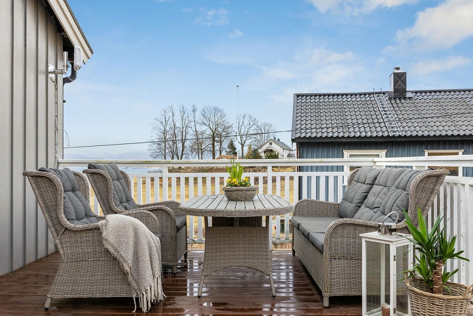 Tomten er på 674 kvm og byr på gode uteområder med rikelig boltreplass samt flere solrike soner som gir sol store deler av dagen. Galleribilde