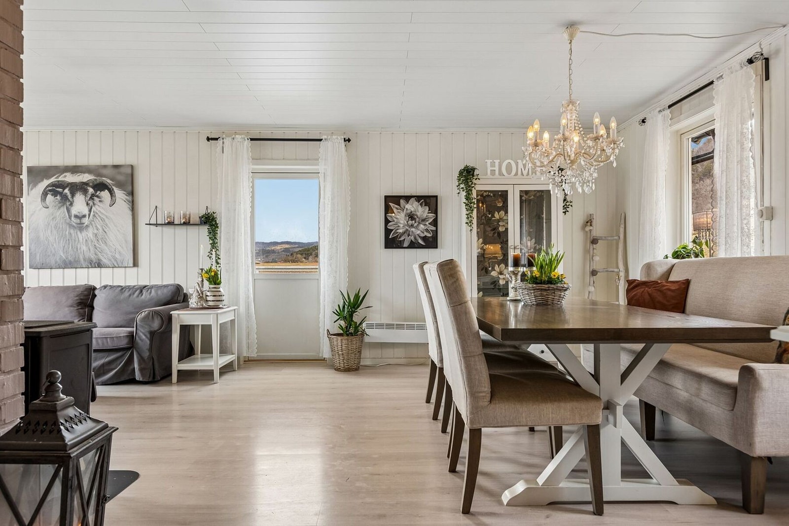 Boligen oppvarmes med elektrisitet, varmepumpe og vedfyring. Galleribilde