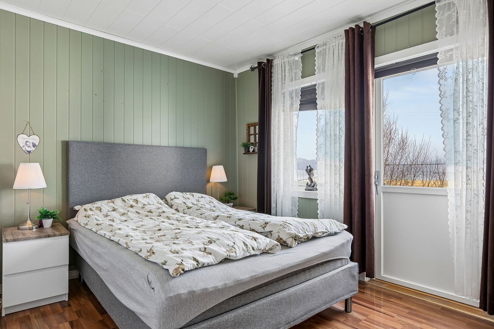 Soverom av god størrelse på 11 kvadratmeter med egen utgang til solrik balkong på 6 kvadratmeter. Galleribilde