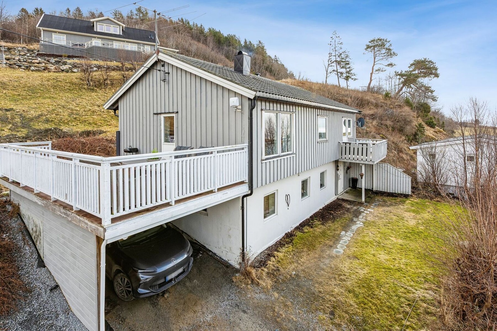 Egen carport med romslig terrasse over, perfekt for solrike dager og hyggelige uteopphold. Galleribilde
