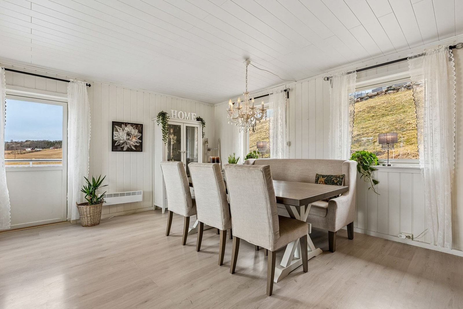 Store vindusflater som slipper inn rikelig med naturlig lys og bidrar til en lys og innbydende atmosfære. Galleribilde