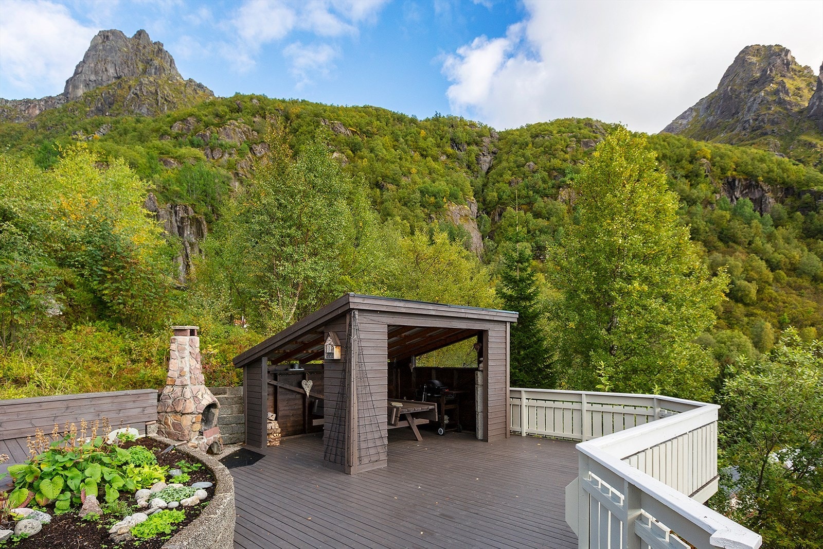 Utegrill ved et helt suverent uteområde med suveren utsikt mot havet vakkert plassert under Blåtinden og Fløya Galleribilde