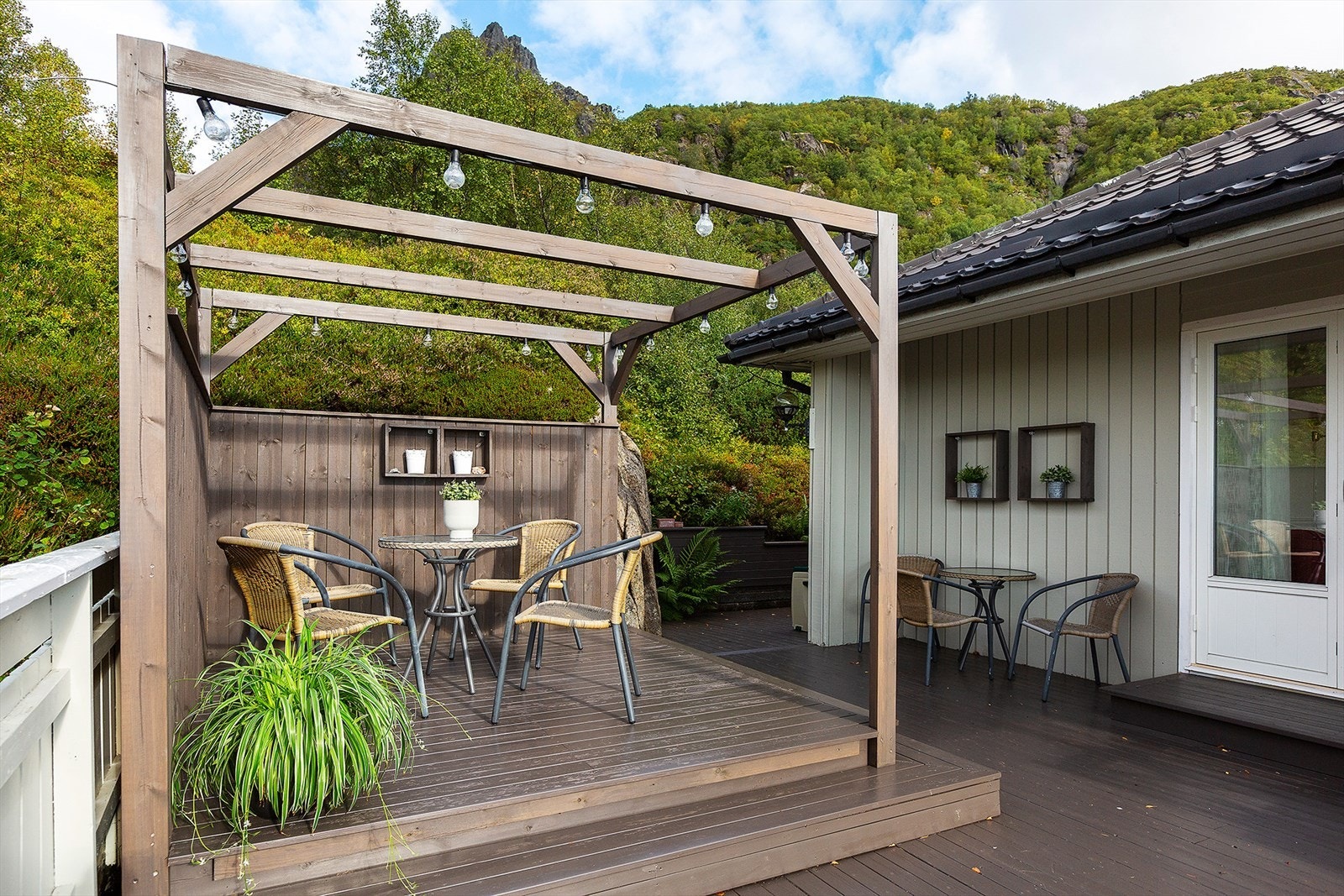 Uteområde som er perfekt for familiesammenkomster og selskaper Galleribilde