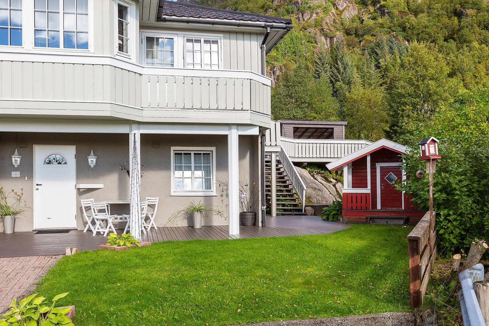 Meget pent opparbeidet uteområde - Terrasse ved inngangsparti og et koselig dukkehus Galleribilde