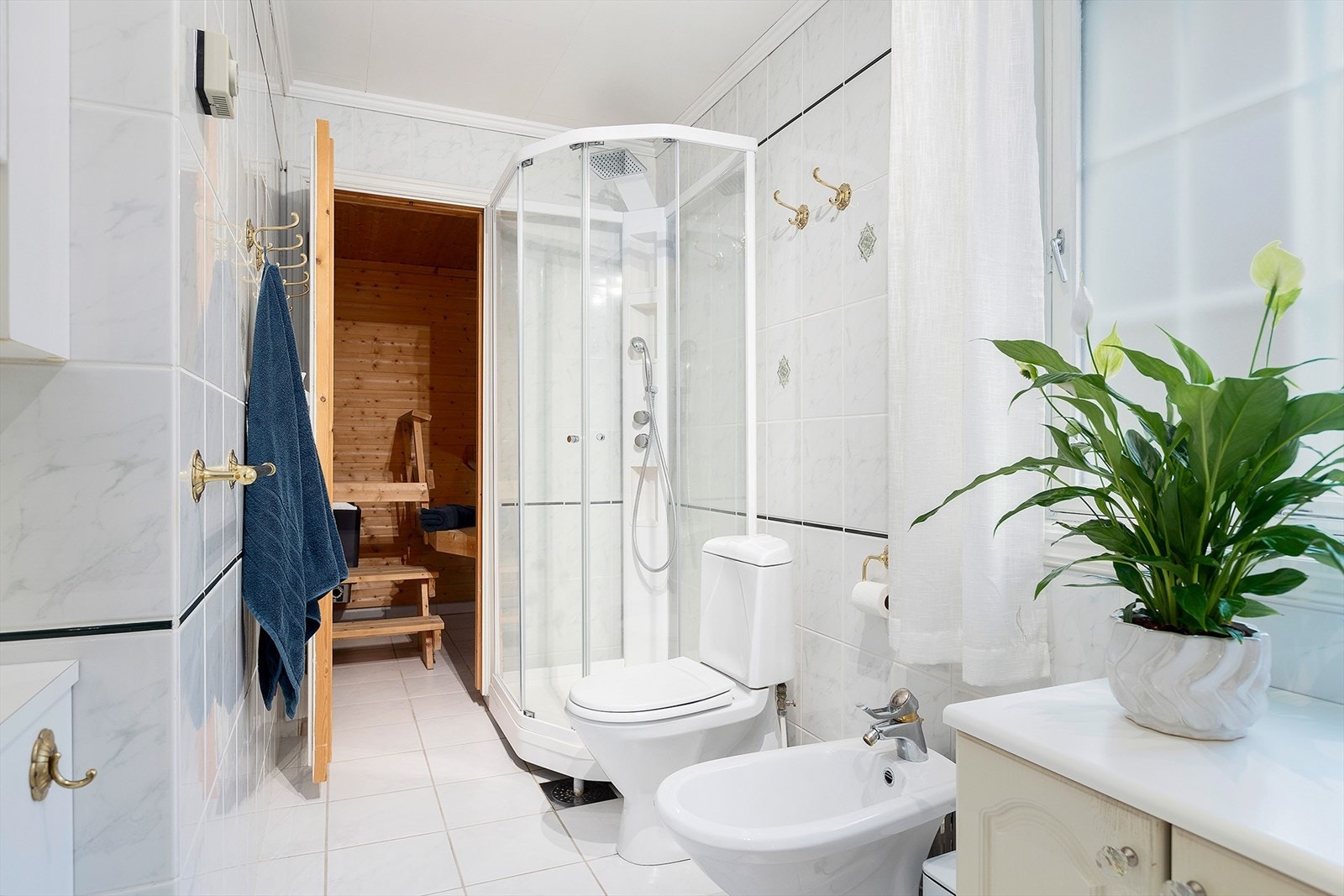 På badet følger det med både dusjkabinett og bidé - 1.etg. Galleribilde