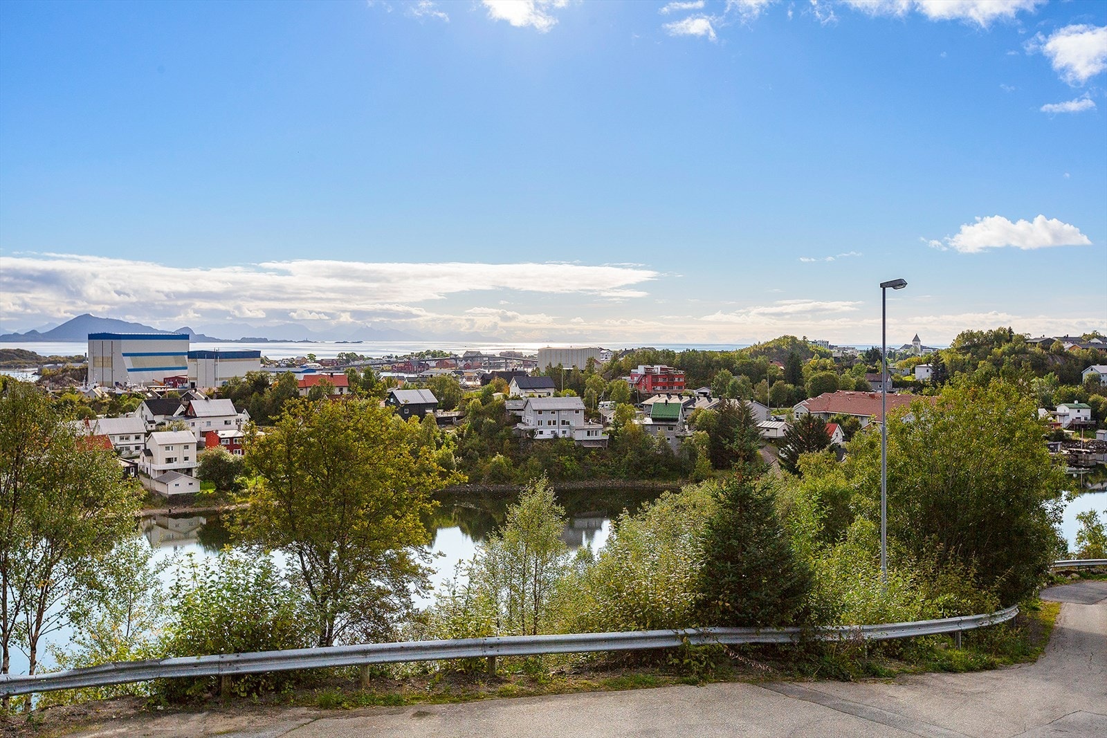 Suveren utsikt mot havet, Garsosen og kirka Galleribilde