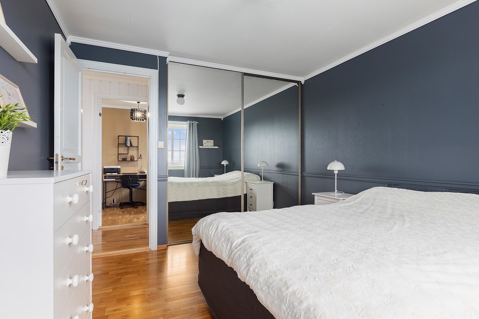 Skyvedørsgarderobe med speilfronter på hovedsoverom - 1.etg. Galleribilde