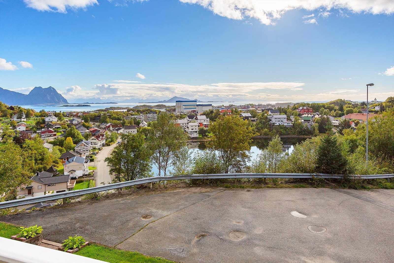 Nydelig utsikt mot Lillemolla, Skrova, Garsosen og havet Galleribilde