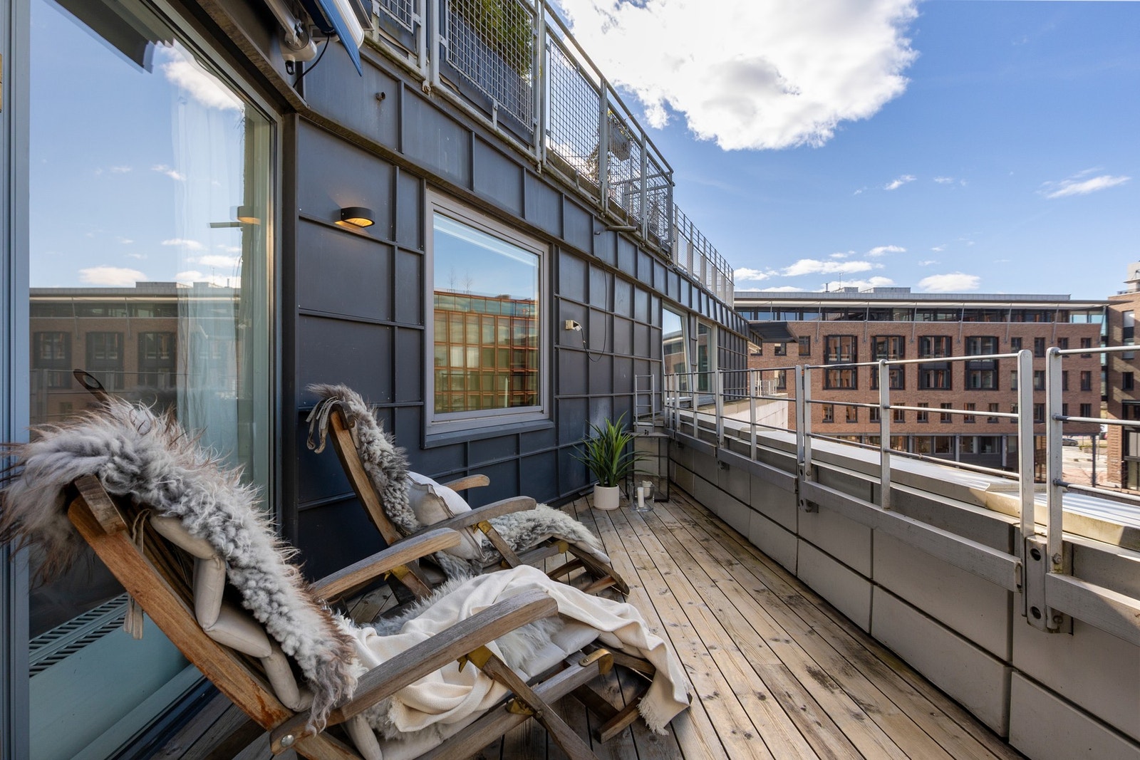 Romslig terrasse med ettermiddags- og kveldssol Galleribilde