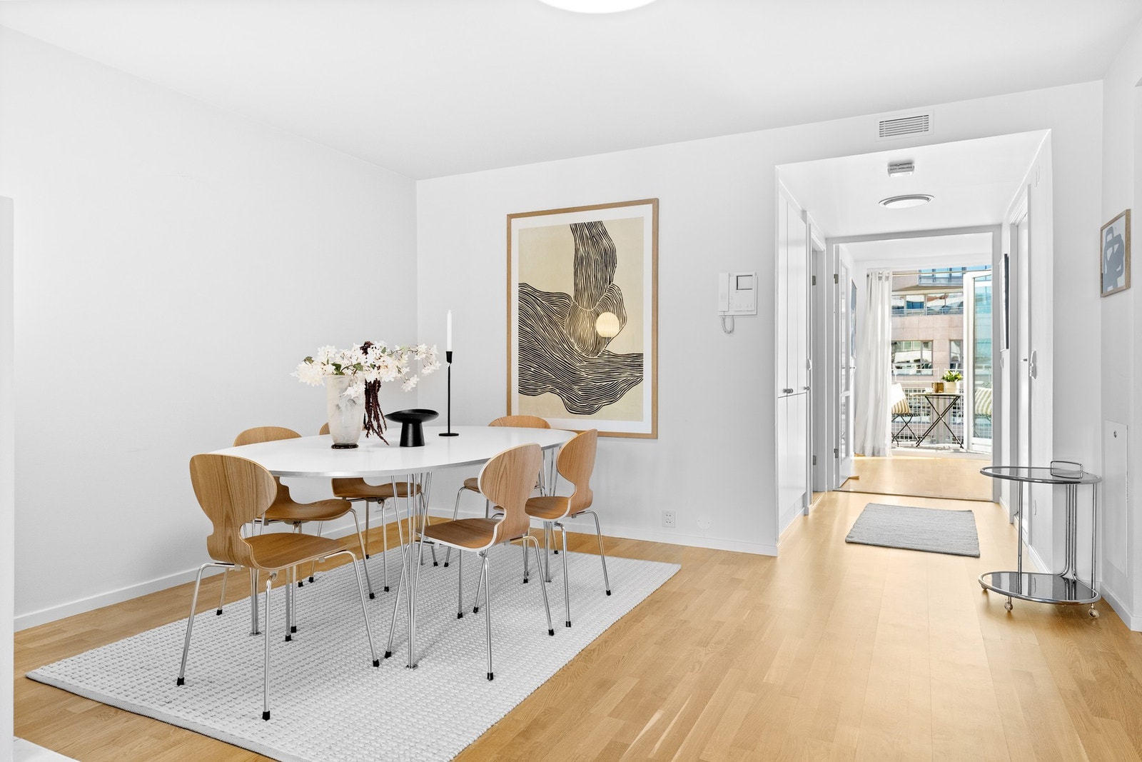 Romslig plass til spisebord Galleribilde