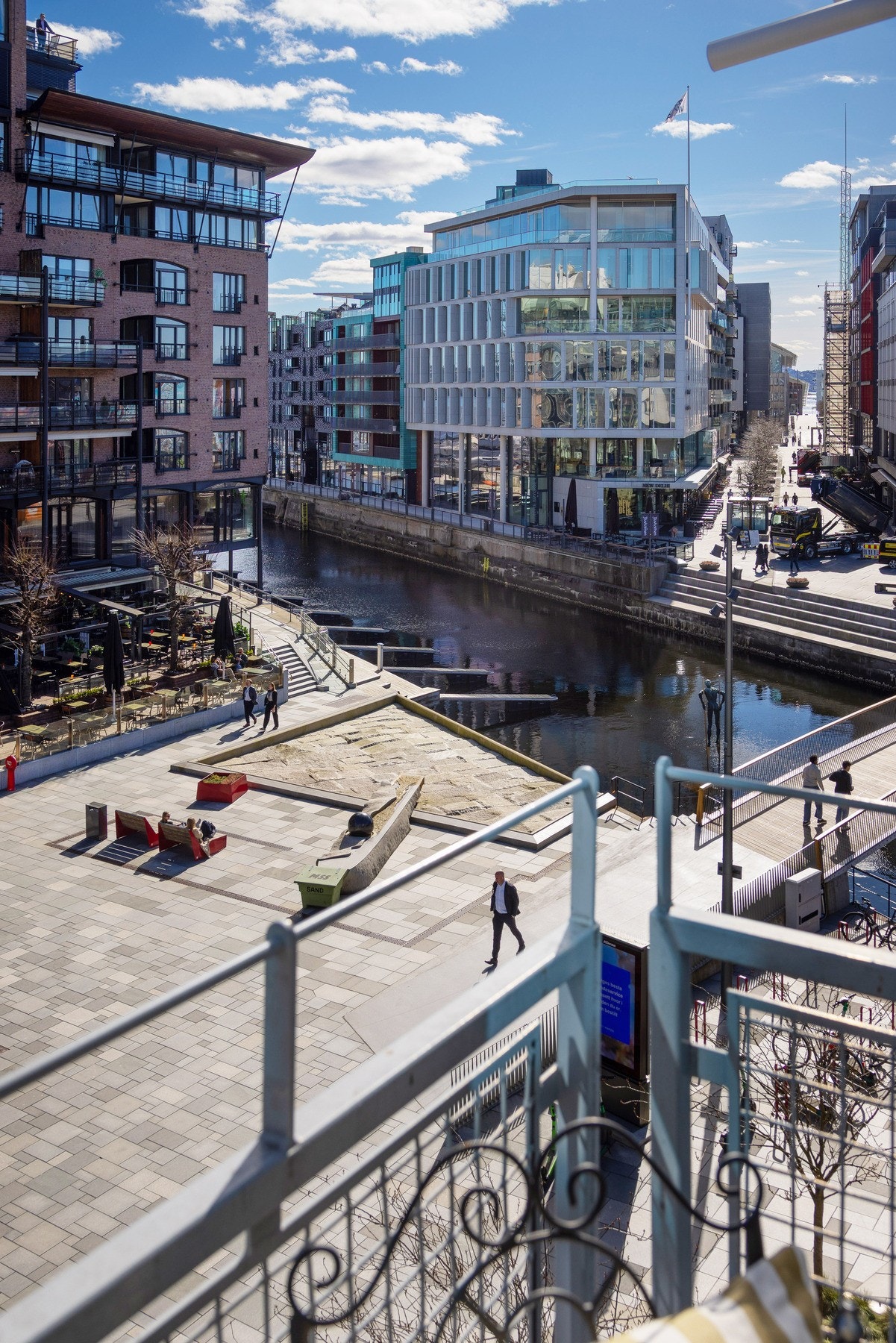 Utsikt mot kanalen fra balkong Galleribilde