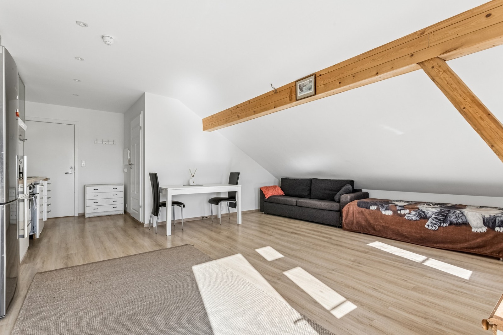 Stuen er lys og har fin plass til sofagruppe og seng. Galleribilde
