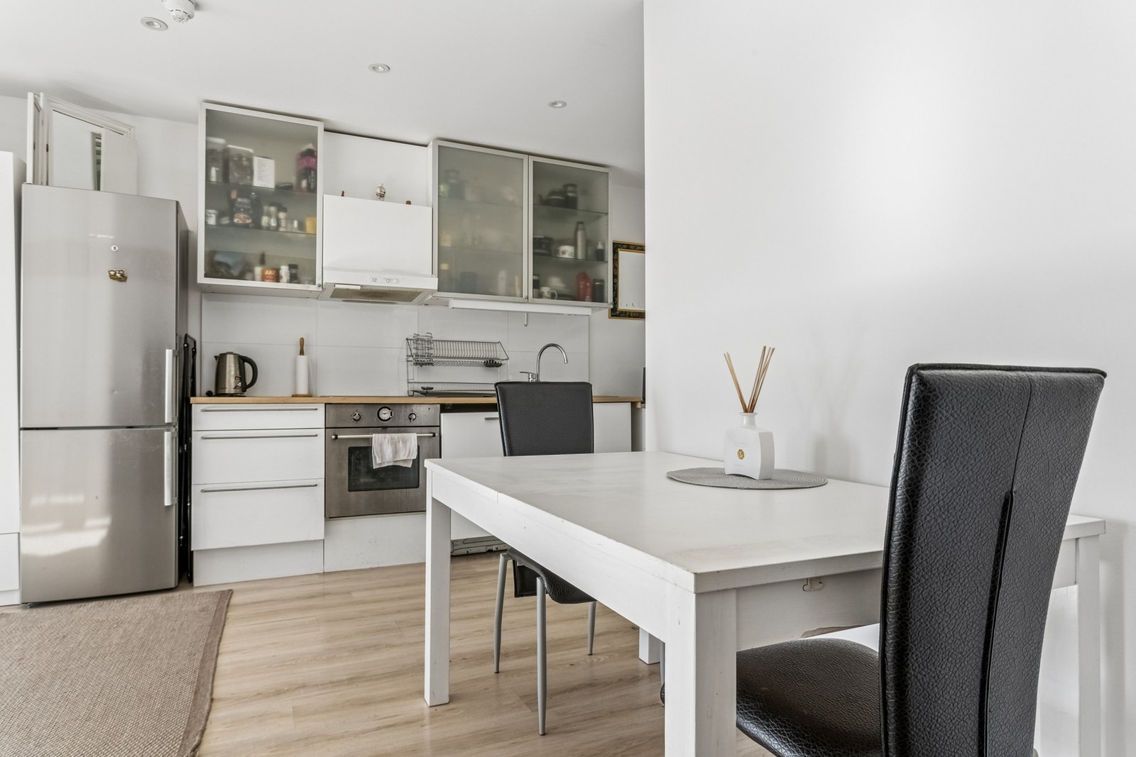 Fin plass til kjøkkenbord i den åpne løsningen. Galleribilde