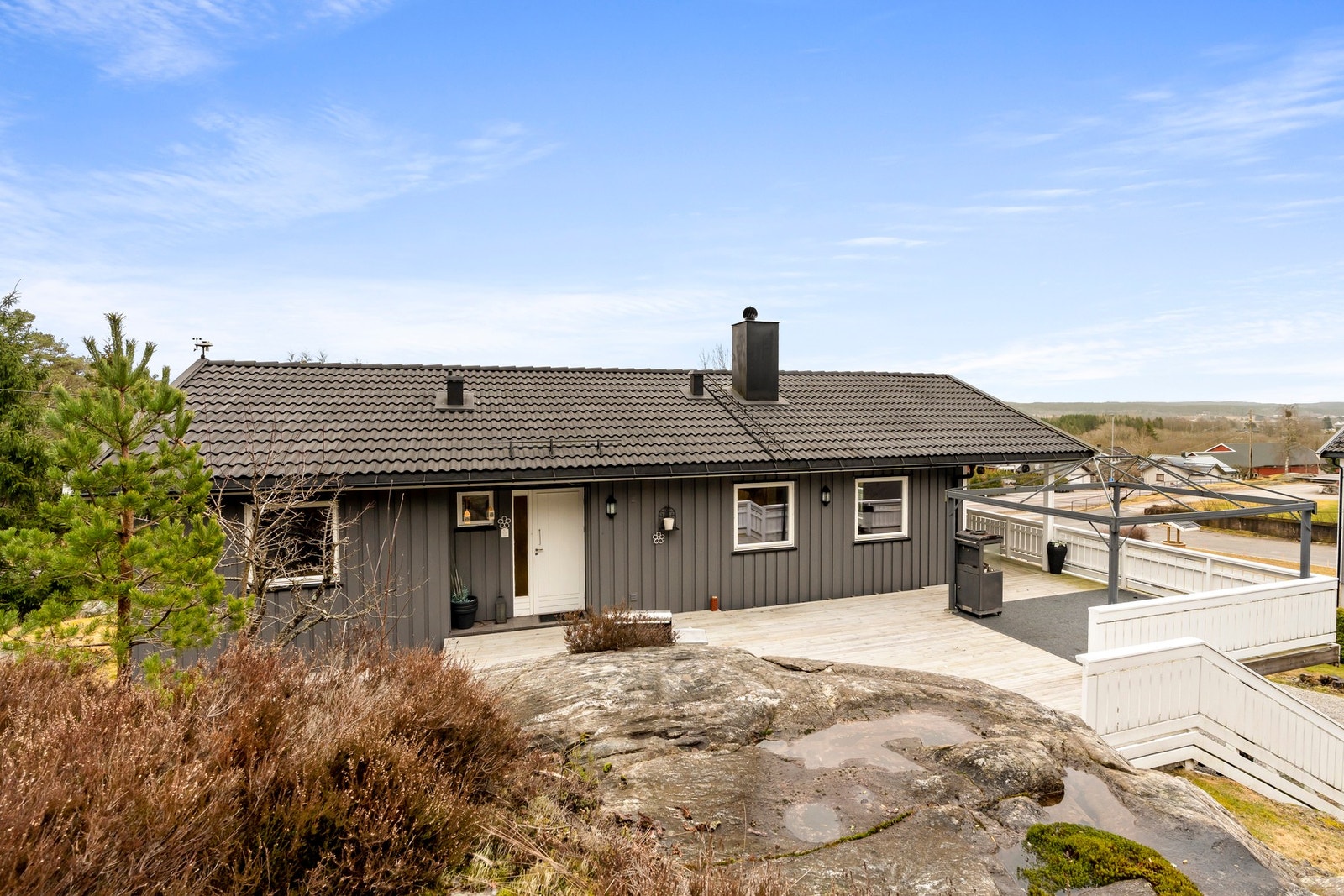 Naturtomt og synlig fjell i dagen Galleribilde