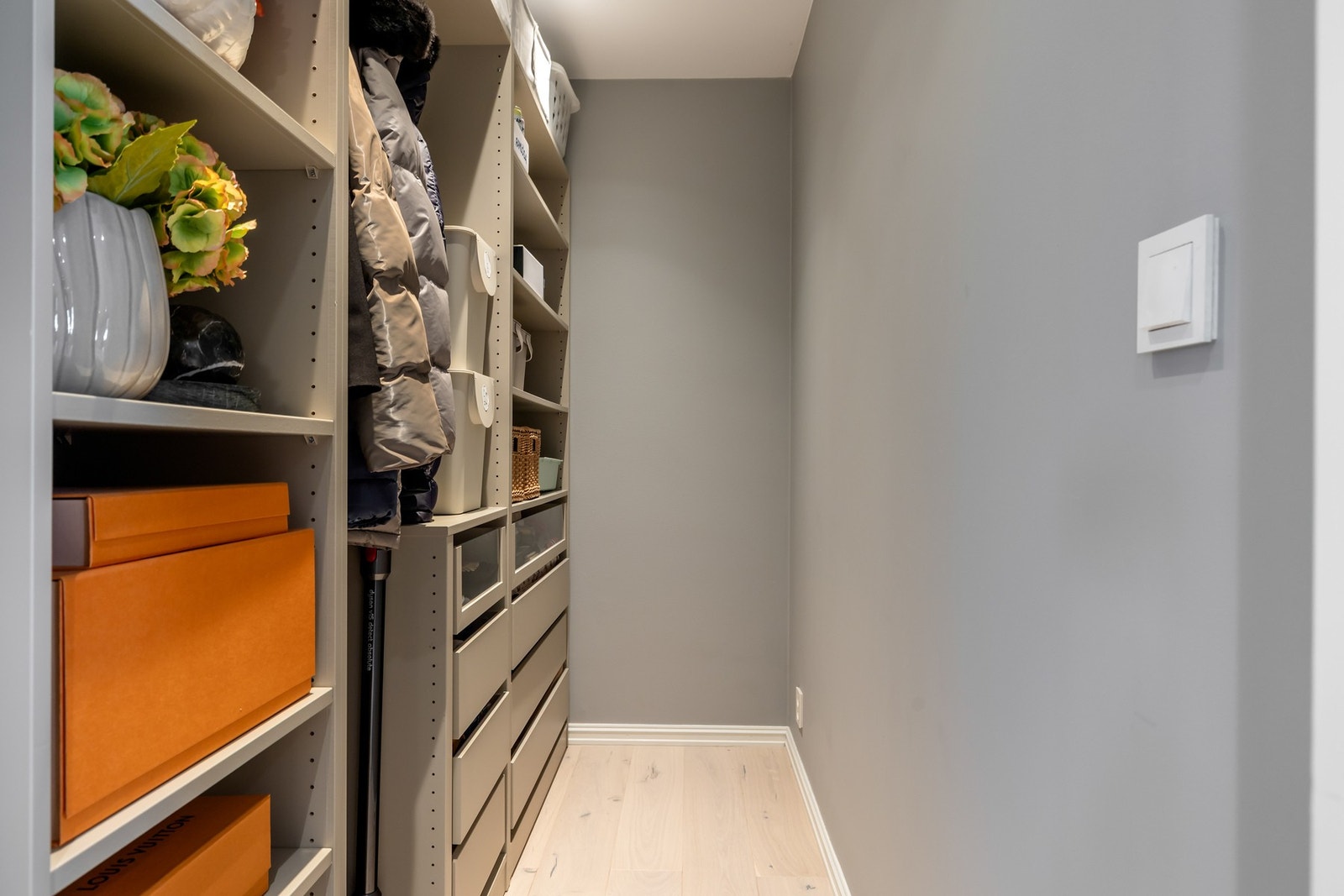 Videre har leiligheten gode oppbevaringsmuligheter i "walk-in closet" med adkomst fra hall Galleribilde
