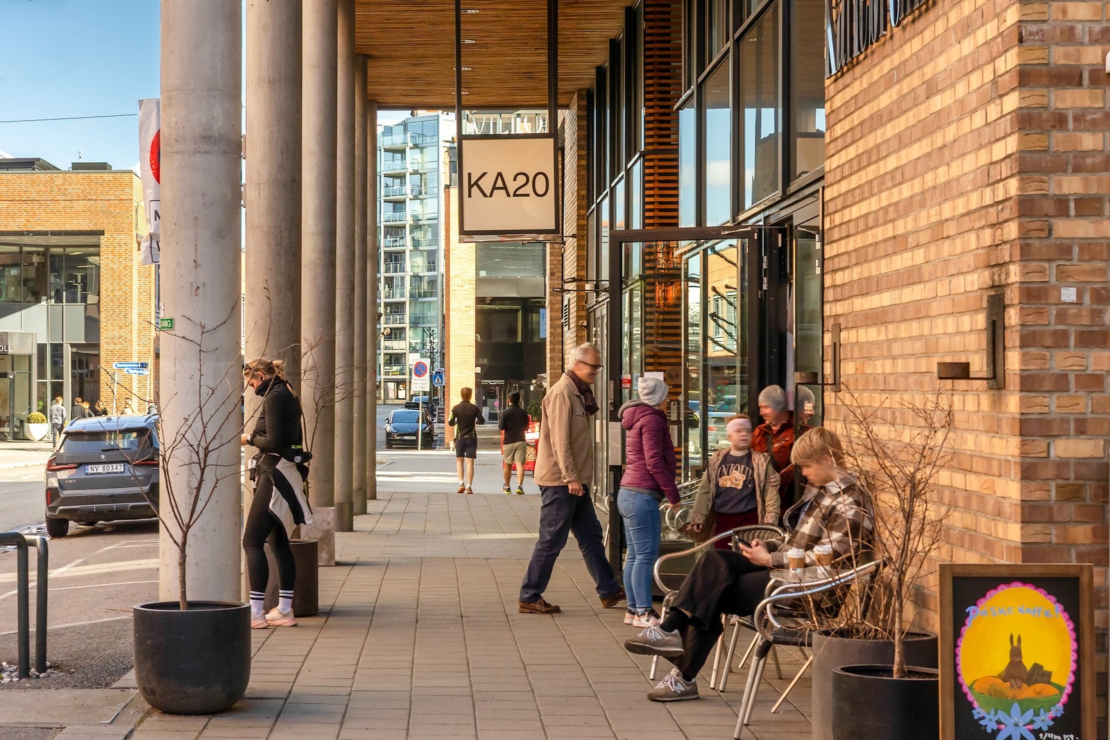 Karenslyst allé er en av byens mest populære og ekspanderende gater, med et spennende utvalg av butikker, serveringssteder og tjenester. Her finner du mote- og interiørforretninger, treningssentre som Evo og SATS, samt legeklinikk og vinmonopol Galleribilde