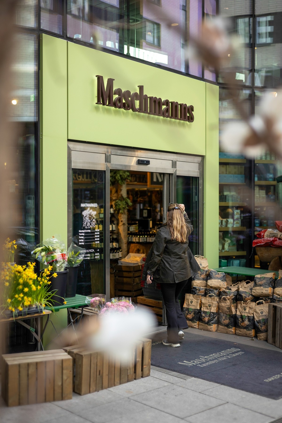 Maschmanns Matmarked ligger i umiddelbar nærhet og byr på ferskvarer, bakeri og pizzeria Galleribilde