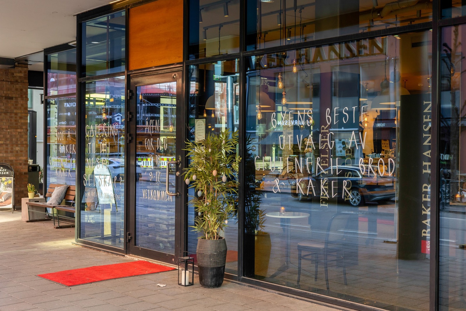 Det er også flere hyggelige kaféer og bakerier, inkludert Brødbakerne, Baker Hansen og Joe & The Juice Galleribilde