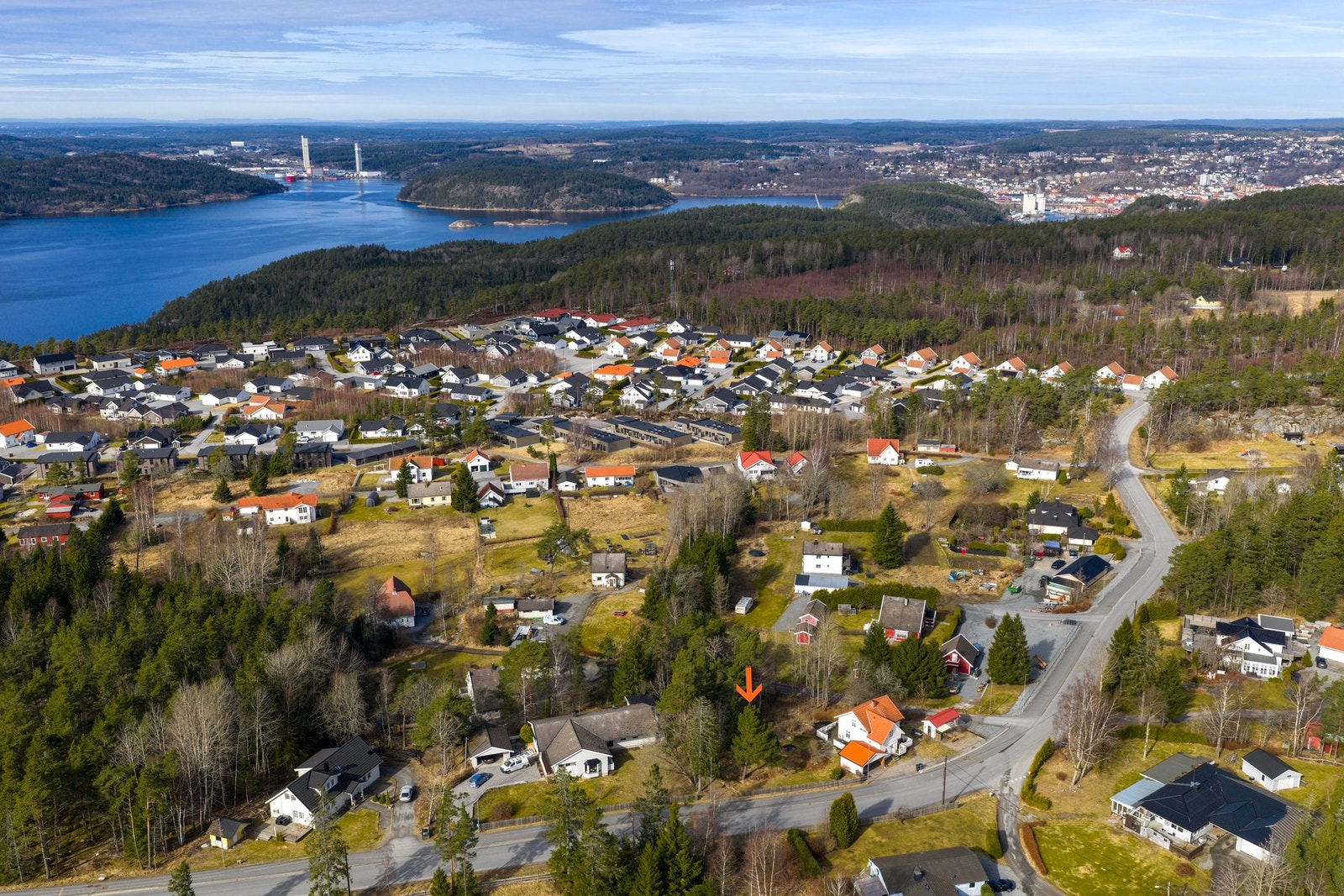 Romslig tomt beliggende på Hov, tomten er Regulert for opptil 4 boenheter av enten rekkehus eller tomannsbolig Galleribilde