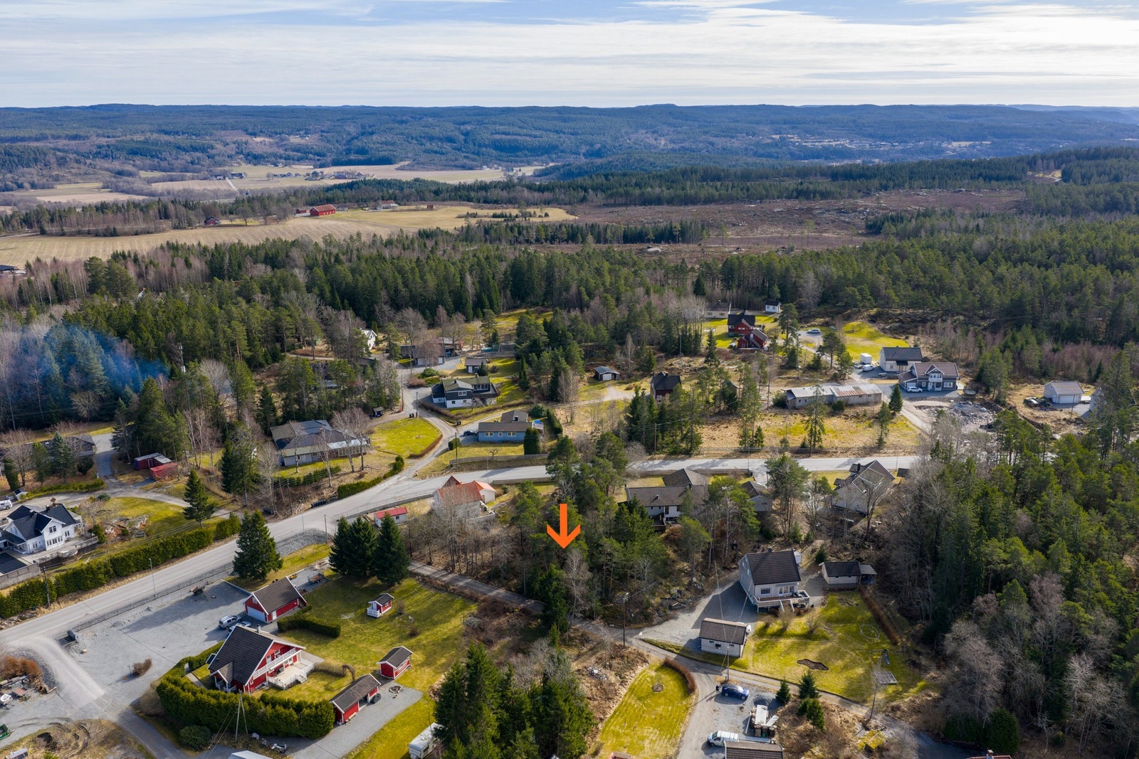 Hov er et rolig og etablert boligområde med hovedsakelig eneboligbebyggelse Galleribilde