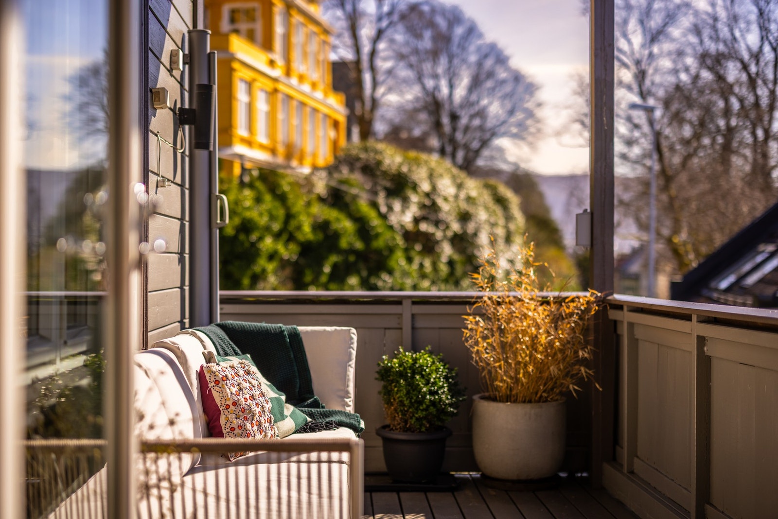 - På de varme sommerdagene er altanen et perfekt utgangspunkt for å nyte sol i fred og ro - Galleribilde