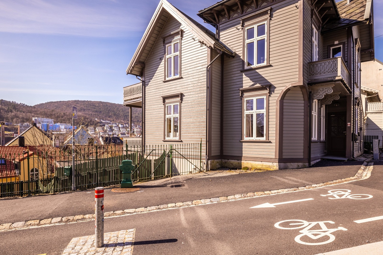 - Det er nylig etablert sykkelvei utenfor boligen, noe som har bidratt til redusert biltrafikk og en veldig roliger gate - Galleribilde