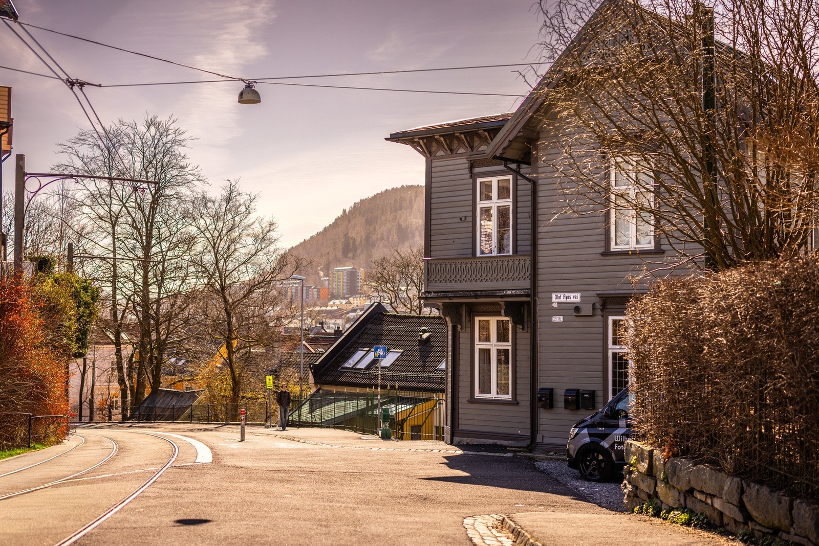 - Det er soneparkering ved husveggen, hvor det er to plasser som deles i sameiet. I 2021 ble det montert elbillader - Galleribilde