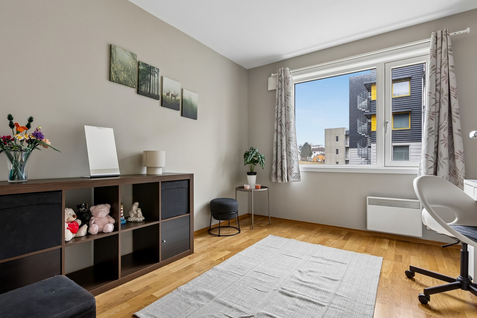 Et romslig soverom med fleksible møbleringsmuligheter. Galleribilde