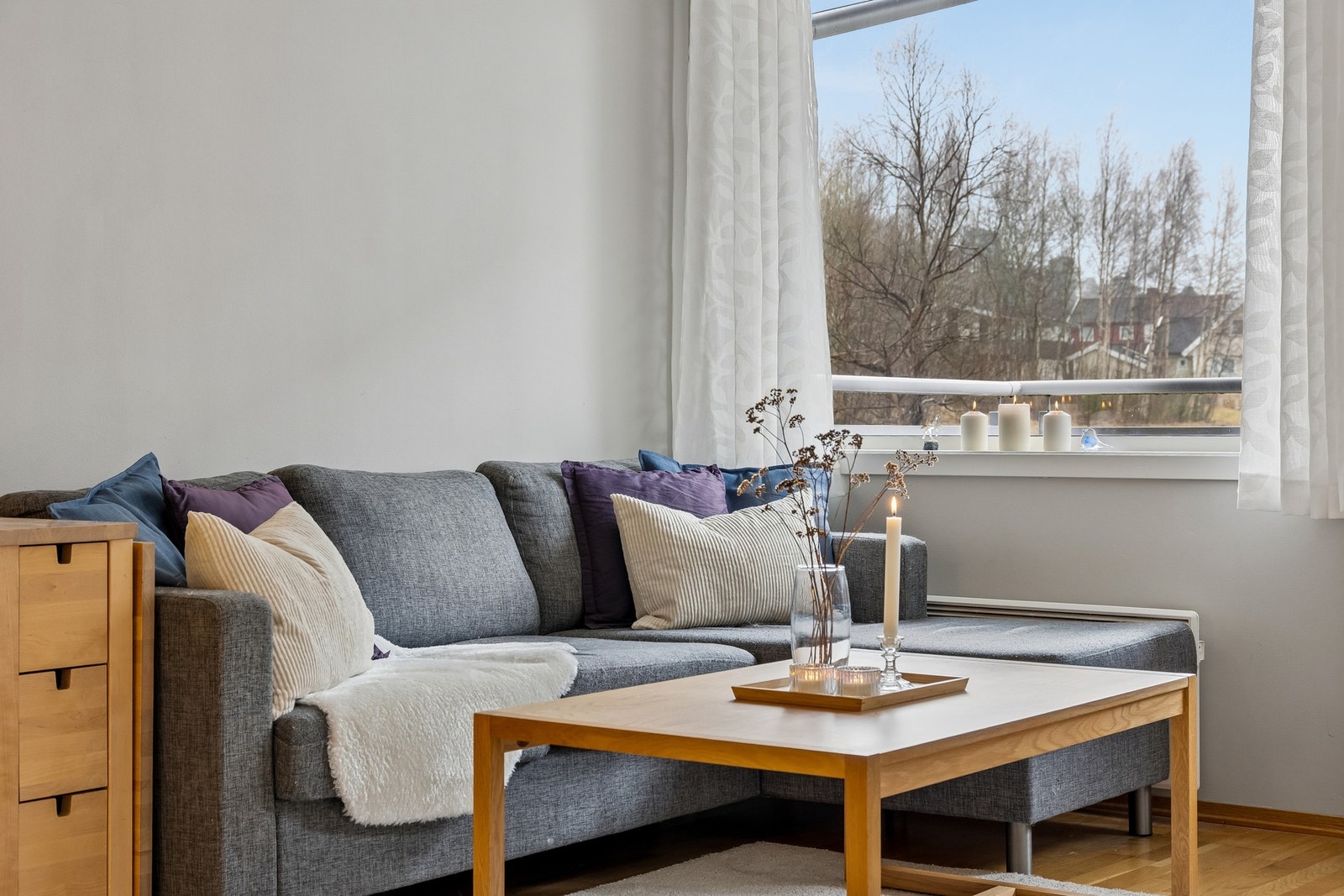 Store vindusflater gir godt med naturlig lysinnslipp. Galleribilde