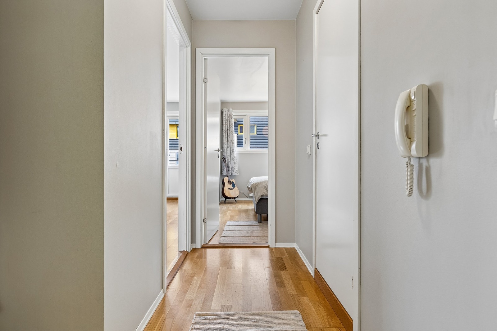 Fra gangen er det enkel adkomst til boligens øvrige rom. Galleribilde