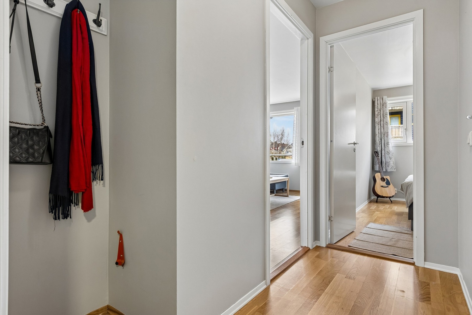 Entréen er lys og praktisk med plass til oppbevaring av yttertøy og sko. Galleribilde