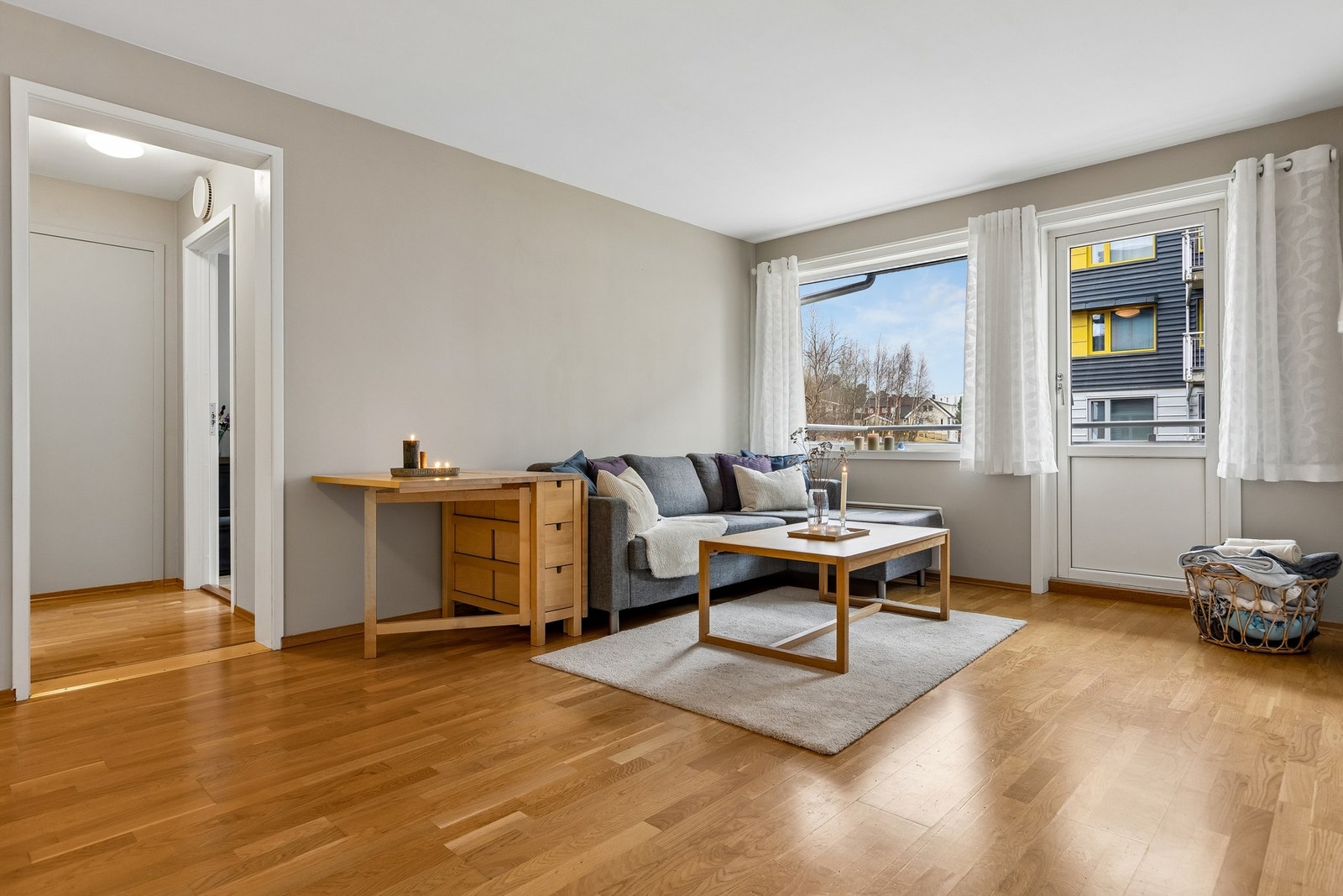 Stuen har god plass til sofagruppe og tilhørende møblement. Galleribilde