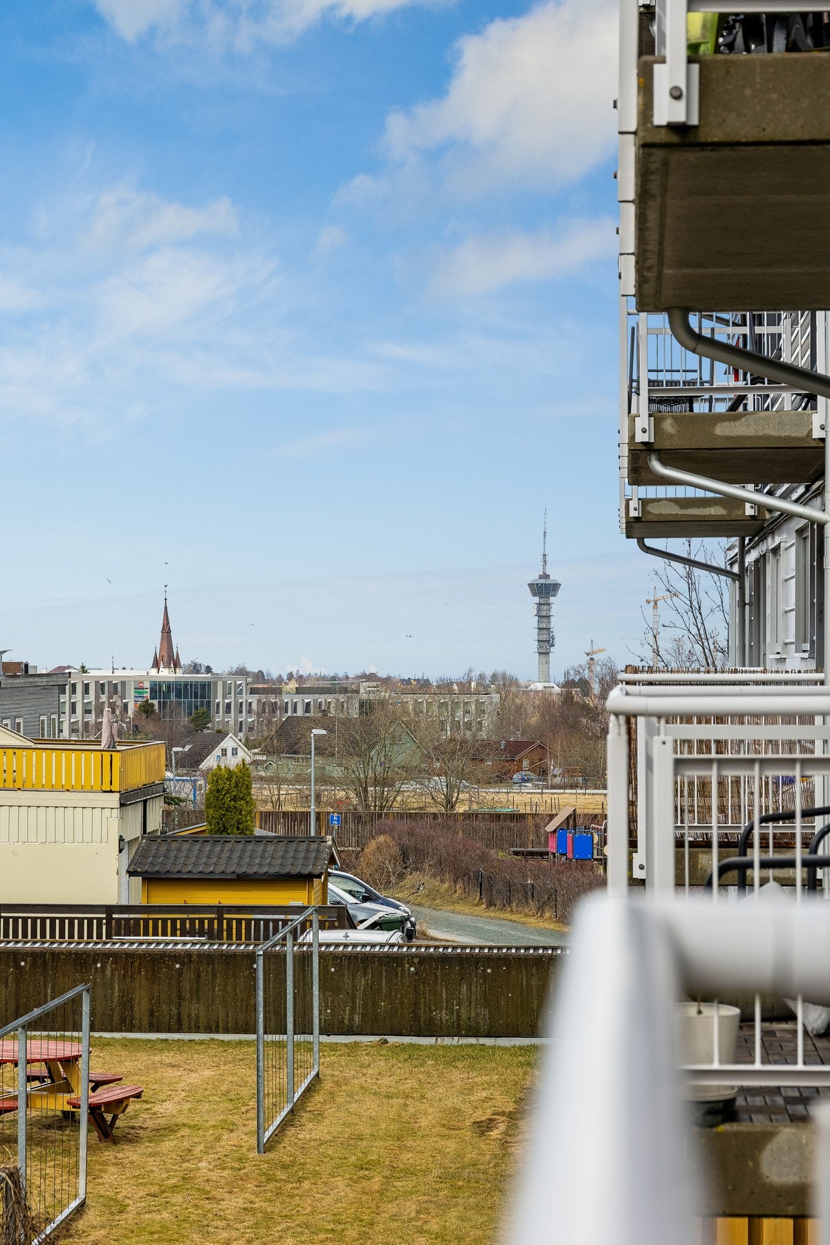 Fra balkongen er det utsyn mot nærområdet. Galleribilde