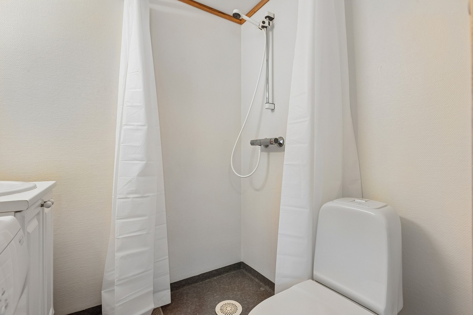 Badet i utleiedelen er utstyrt med dusj, toalett og servant. Galleribilde