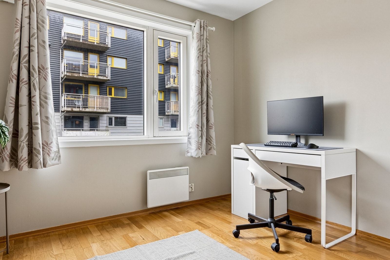 Et lyst soverom som egner seg godt som både soverom og kontor. Galleribilde